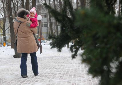 8 декабря 2010 года. Зима. Снег. Женщина с ребенком.
