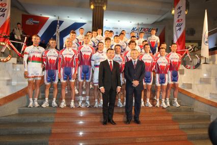 26 января 2011.Россия. Москва. Участники команды сезона 2011 года Филиппо Поццато, Владимир Карпец, Сергей Иванов, Михаил Игнатьев, Александр Плюшкин, Юрий Трофимов, Александр Кучинский, Денис Галимзянов (слева направо на первом плане), Хоакин Родригес и Александр Колобнев (слева направо на втором плане) на презентации команды национального российского велопроекта Катюша Общероссийского проекта развития велосипедного спорта.