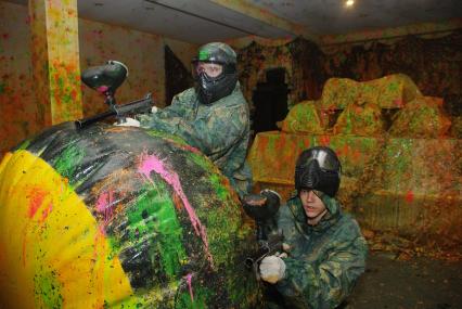 Мальчишки играют в пейнтбол, Саратов, 5 февраля 2011 года. Командная игра с применением ручного пневматического оружия (называемого маркерами), стреляющего шариками с краской, разбивающимися при ударе о препятствие и окрашивающими его. Спорт, отдых, развлечения, игра,