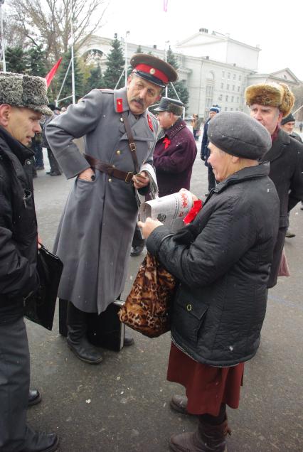 Митинг КПРФ, 7 ноября 2009 года, Саратов. День октябрьской революции, флаг, лозунг, митинг, коммунисты, пенсионеры