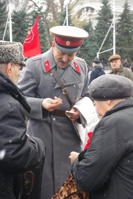 Митинг КПРФ, 7 ноября 2009 года, Саратов. День октябрьской революции, флаг, лозунг, митинг, коммунисты, пенсионеры
