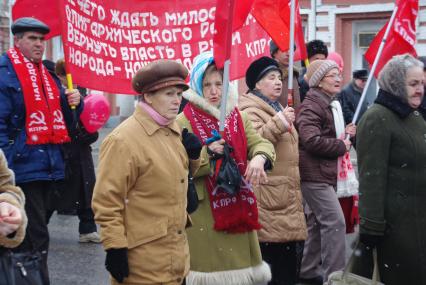 Митинг КПРФ, 7 ноября 2009 года, Саратов. День октябрьской революции, флаг, лозунг, митинг, коммунисты, пенсионеры