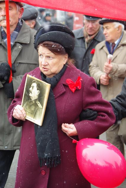 Митинг КПРФ, 7 ноября 2009 года, Саратов. День октябрьской революции, флаг, лозунг, митинг, коммунисты, пенсионеры, Сталин