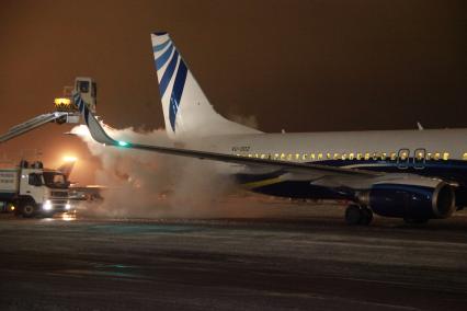 27 декабря 2010 года. Аэропорт Домодедово. Последствия ледяного дождя. Размораживание самолетов на летном поле, самолеты разных авиакомпаний.