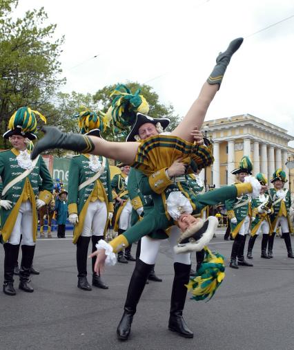 ежегодный санкт-петербургский карнавал в честь дня города
27.05.2006