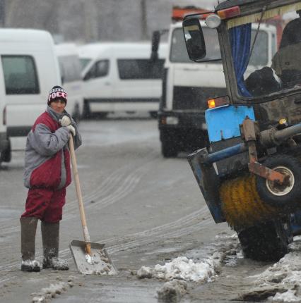 09 февраля 2011. Снегопад, уборка снега, трактор, спецтехника.