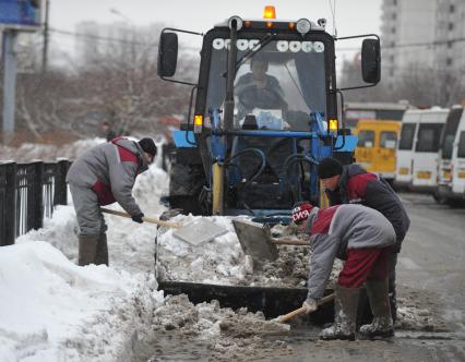 09 февраля 2011. Снегопад, уборка снега, трактор, спецтехника.