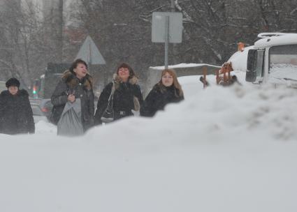 09 февраля 2011. Снегопад, прохожие, прогулка .