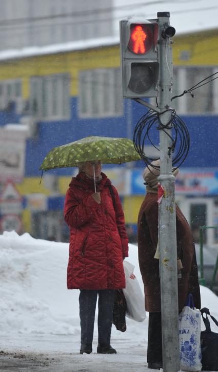 09 февраля 2011. Снегопад, прохожие, прогулка .