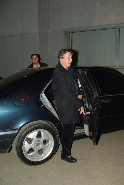 Михаил Ефремов у машины на гастролях в Саратове, 11 октярбя 2009 года, Саратов.