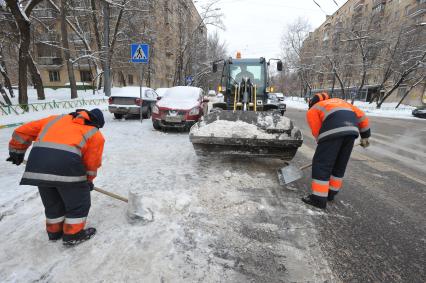 10 февраля 2011. Снегопад, уборка снега, трактор, спецтехника.