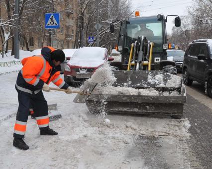 10 февраля 2011. Снегопад, уборка снега, трактор, спецтехника.