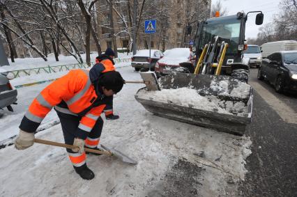 10 февраля 2011. Снегопад, уборка снега, трактор, спецтехника.