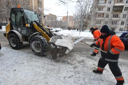 10 февраля 2011. Снегопад, уборка снега, трактор, спецтехника.