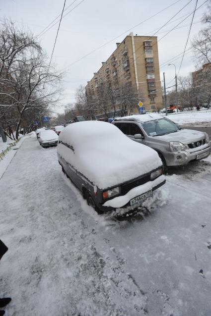 10 февраля 2011. Снегопад, автомобиль занесенный снегом