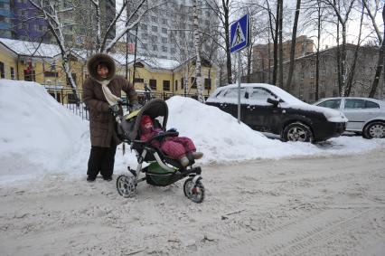 10 февраля 2011. Москва, зима, снегопад, детская коляска