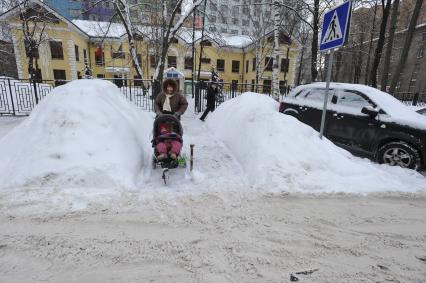 10 февраля 2011. Москва, зима, снегопад, детская коляска