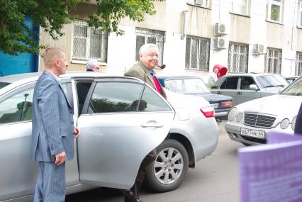 Олег Табаков с трубкой во рту выходит из машины, Саратов, 19 сентября 2009 года. Авто, трубка, табак, Олег Табаков
