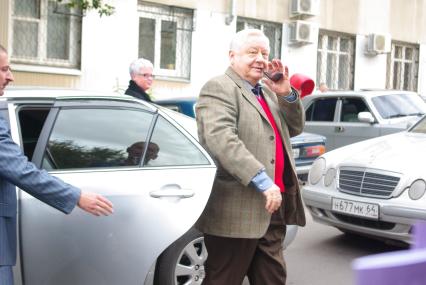 Олег Табаков с трубкой во рту выходит из машины, Саратов, 19 сентября 2009 года. Авто, трубка, табак, Олег Табаков