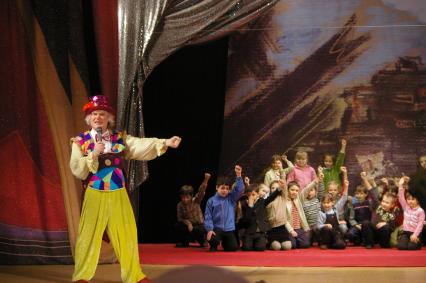Юрий Куклачев и дети на сцене, Саратов, 19 марта2009 года.
