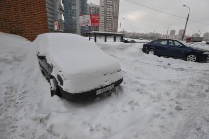 10 февраля 2011. Москва, снегопад машина занесенная снегом.