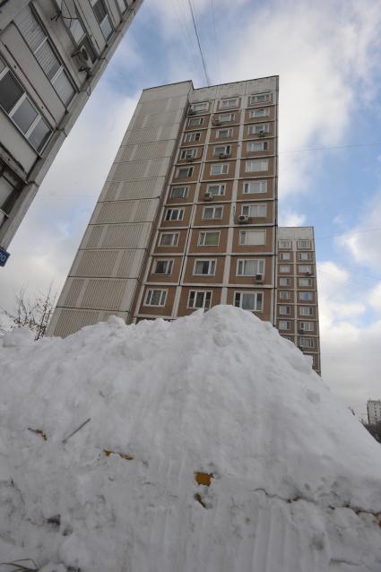 10 февраля 2011. Москва,  сугроб снега. Дом, недвижимость