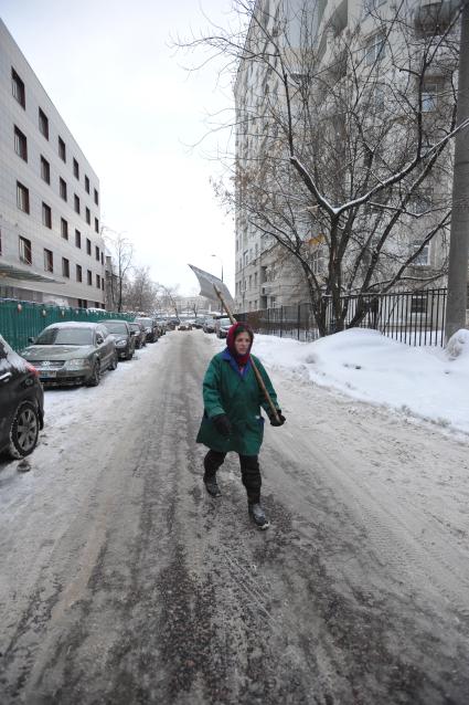 10 февраля 2011. Женщина с лопатой, дворник.