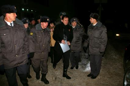 Олег Меньшиковв окружении милиционеров, Саратов, 19 февраля 2009 года.