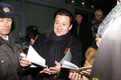 Олег Меньшиков раздает автографы, Саратов, 19 февраля 2009 года.