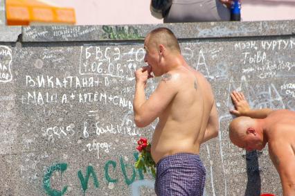 Голый пограничник стоит жует редиску, Саратов, 28 мая 2009 года. День пограничника