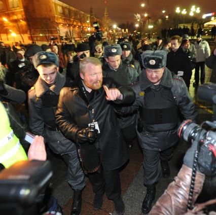 Несостоявшийся митинг оппозиции на Манежной площади в Москве. На снимке: Задержание сотрудниками милиции некоего гражданина с фотоаппаратом. 11 января 2011 года.