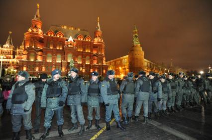 Несостоявшийся митинг оппозиции на Манежной площади в Москве. На снимке: Сотрудники милиции стоят цепью охраняя покой граждан. 11 января 2011 года.