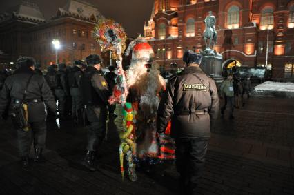 Несостоявшийся митинг оппозиции на Манежной площади в Москве. На снимке: Дед Мороз проходит мимо рядов сотрудников милиции. 11 января 2011 года.