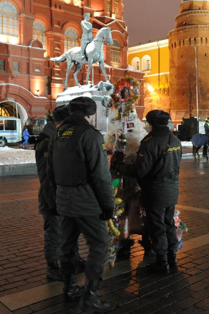 Несостоявшийся митинг оппозиции на Манежной площади в Москве. На снимке: Сотрудники милиции проверяют документы у Деда Мороза. 11 января 2011 года.