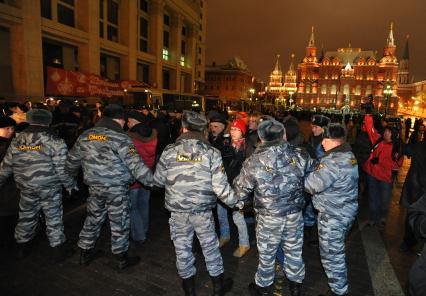 Несостоявшийся митинг оппозиции на Манежной площади в Москве. На снимке: Сотрудники ОМОНа формируют живую цепь с целью не допустить беспорядки. 11 января 2011 года.