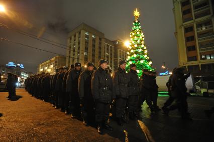 Несостоявшийся митинг оппозиции на Манежной площади в Москве. На снимке: Колонна милиции готовится к смене места дислокации. 11 января 2011 года.