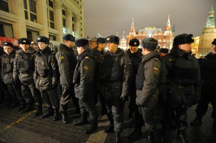 Несостоявшийся митинг оппозиции на Манежной площади в Москве. На снимке: Шеренга сотрудников милиции. 11 января 2011 года.