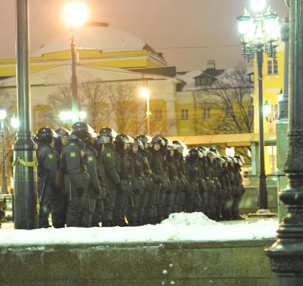 Несостоявшийся митинг оппозиции на Манежной площади в Москве. На снимке: Шеренга сотрудников ОМОНа. 11 января 2011 года.