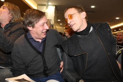 08 февраля 2011. Россия, Москва, Магазин Республика. Пионерские чтения журнала Русский пионер. На снимке: (слева направо): актеры Михаил Ефремов и Иван Охлобыстин.