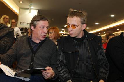 08 февраля 2011. Россия, Москва, Магазин Республика. Пионерские чтения журнала Русский пионер. На снимке: (слева направо): актеры Михаил Ефремов и Иван Охлобыстин.