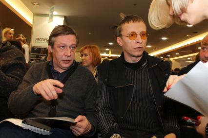 08 февраля 2011. Россия, Москва, Магазин Республика. Пионерские чтения журнала Русский пионер. На снимке: (слева направо): актеры Михаил Ефремов и Иван Охлобыстин.