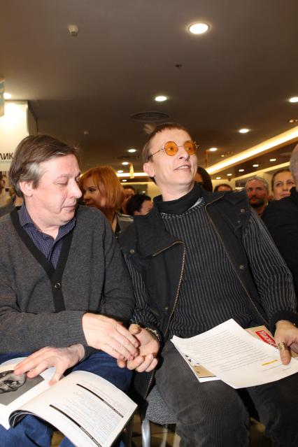 08 февраля 2011. Россия, Москва, Магазин Республика. Пионерские чтения журнала Русский пионер. На снимке: (слева направо): актеры Михаил Ефремов и Иван Охлобыстин.