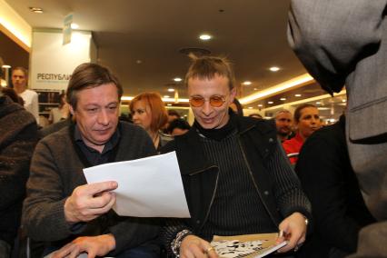 08 февраля 2011. Россия, Москва, Магазин Республика. Пионерские чтения журнала Русский пионер. На снимке: (слева направо): актеры Михаил Ефремов и Иван Охлобыстин.