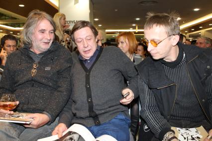 08 февраля 2011. Россия, Москва, Магазин Республика. Пионерские чтения журнала Русский пионер. На снимке: (слева направо) поэт Андрей Орлов (Орлуша), актеры Михаил Ефремов и Иван Охлобыстин.
