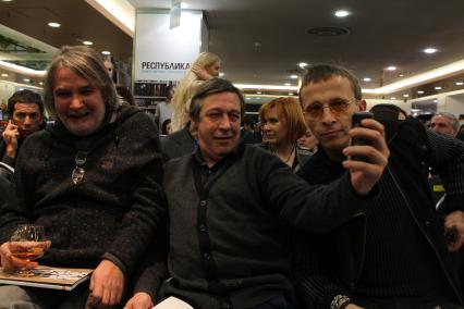 08 февраля 2011. Россия, Москва, Магазин Республика. Пионерские чтения журнала Русский пионер. На снимке: (слева направо) поэт Андрей Орлов (Орлуша), актеры Михаил Ефремов и Иван Охлобыстин.