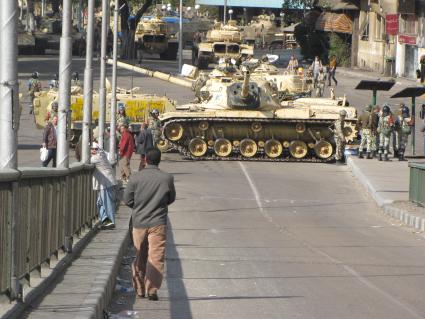 Беспорядки в Каире, Египет, январь 2011 года. Армия на улицах города. Танк.