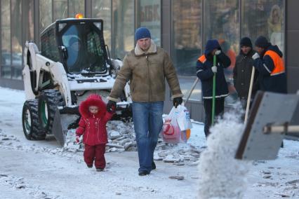 Уборка гастарбайтерами улиц от льда и снега, 15 февраля 2011 года. Гатарбайтер. Дворник. Коммунальное хозяйство. Очистка улицы. Гололедица.