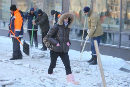 Уборка гастарбайтерами улиц от льда и снега, 15 февраля 2011 года. Гатарбайтер. Дворник. Коммунальное хозяйство. Очистка улицы. Гололедица.