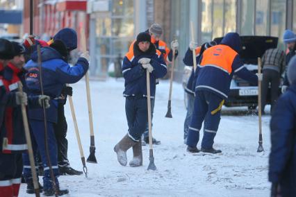 Уборка гастарбайтерами улиц от льда и снега, 15 февраля 2011 года. Гатарбайтер. Дворник. Коммунальное хозяйство. Очистка улицы. Гололедица.