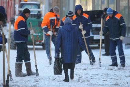 Уборка гастарбайтерами улиц от льда и снега, 15 февраля 2011 года. Гатарбайтер. Дворник. Коммунальное хозяйство. Очистка улицы. Гололедица.